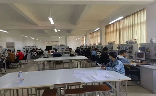 【学生风采】再次突破历史!24项省奖,11人挺进国赛,信智学子在蓝桥杯(电子组)中再创佳绩! 第 6 张 【学生风采】再次突破历史!24项省奖,11人挺进国赛,信智学子在蓝桥杯(电子组)中再创佳绩! 第 6 张