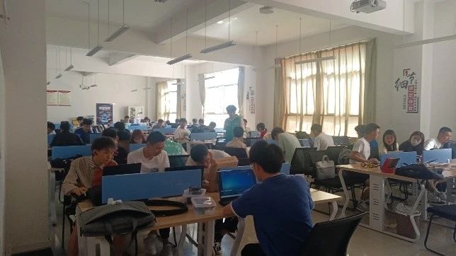 热情渲染比赛风采,青春交锋无悔未来|第一届“智创杯·智能寻迹小车”竞赛开幕 第 7 张 热情渲染比赛风采,青春交锋无悔未来|第一届“智创杯·智能寻迹小车”竞赛开幕 第 7 张