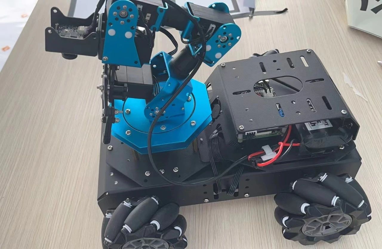 百团纳新|2023电子科技协会百团大绽 又双叒叕结束啦！ 超卓信智 2023-10-16 21:30 发表于云南 Part.1         在这个季节，九月，最为浪漫。桂花香溢满经管的每条小道，带来了热烈的百团大绽。随意的站在百团簇拥的知识广场，感受着凉风的吹拂，去各式各样的社团走走看看，亦或者动起来，热情洋溢的介绍着电子科协，让秋风的低语为我们带来又一届“新生代”。   Part-1招新前准备  随着时代的进步，科技正在迅速发展  1837年，汤姆孙发现了电子，  2023年，你发现了电子科技协会. 第 3 张