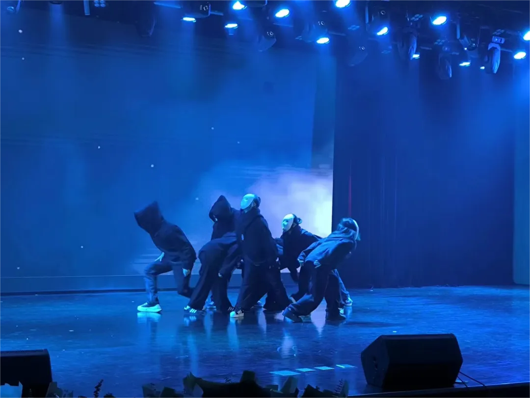 云南经济管理学院艺术与传媒学院20本科舞蹈学专业《纪元·舞20》毕业汇报展演圆满落幕 第 11 张 云南经济管理学院艺术与传媒学院20本科舞蹈学专业《纪元·舞20》毕业汇报展演圆满落幕 第 11 张