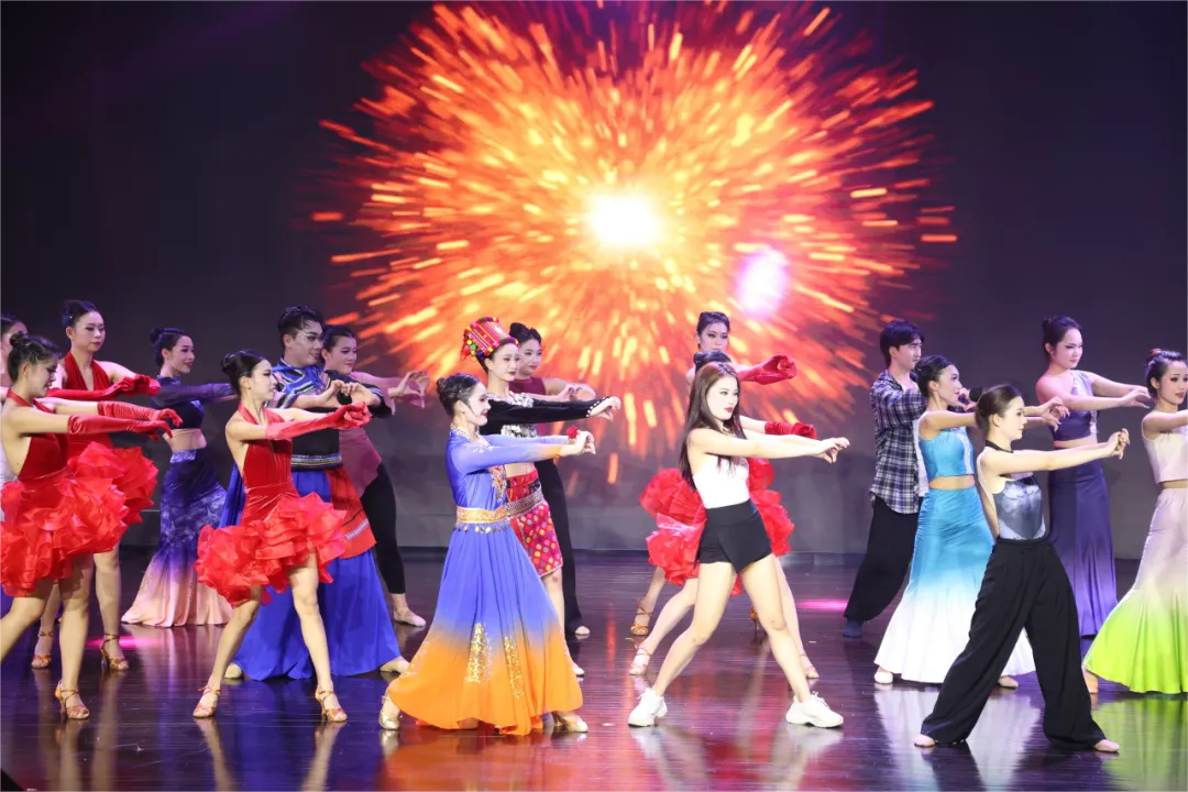 云南经济管理学院艺术与传媒学院20本科舞蹈学专业《纪元·舞20》毕业汇报展演圆满落幕 第 13 张 云南经济管理学院艺术与传媒学院20本科舞蹈学专业《纪元·舞20》毕业汇报展演圆满落幕 第 13 张